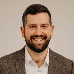 Headshot Photo of Miles Oliveira